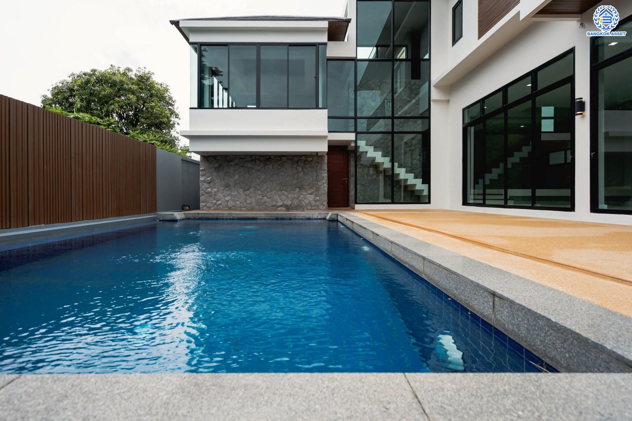 บ้านมือสองตกแต่งใหม่ ม.ซอย พหลโยธิน56 พหลโยธิน บ้านเดี่ยวหลังใหญ่ ภายในตกแต่งหรูหรา บนเนื้อที่เยอะถึง 98.60 ตร.ว. 3 ห้องนอน 3 ห้องน้ำ 2 ที่จอดรถ บรรยากาศเป็นส่วนตัว พร้อมมีสระน้ำในตัว บนพื้นที่กว่า 430 ตร.ม. บนทำเลที่ดี เชื่อมต่อถนน พหลโยธิน, ลำลูกกา, วิภาวดี-รังสิต เดินทางสะดวกใกล้รถไฟฟ้า สถานี "แยก คปอ, คูคต"